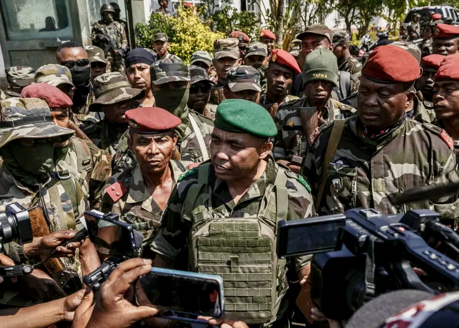 兵士たちが街頭に加わり、抗議活動は新たなマイルストーンに到達