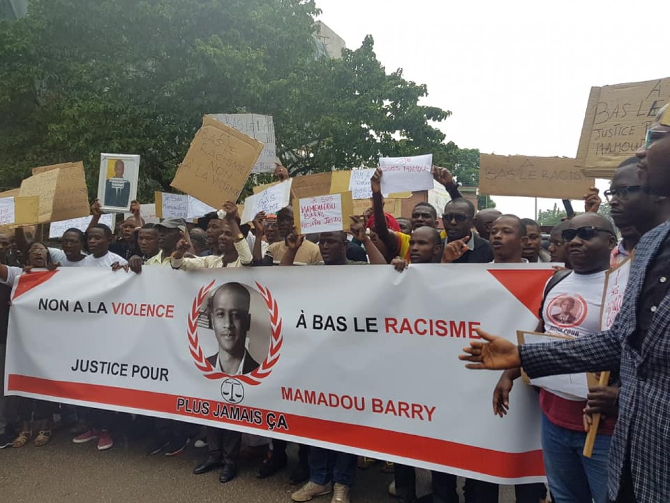 Près de 2000 personnes ont défilé en hommage à Mamoudou Barry